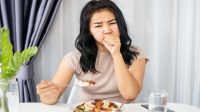 Ketahui Penyebab Tenggorokan Sakit Saat Menelan Makanan